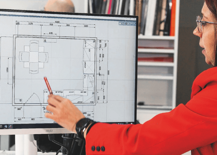 interiorista de Marvi trabaja sobre el plano de una cocina en Zaragoza