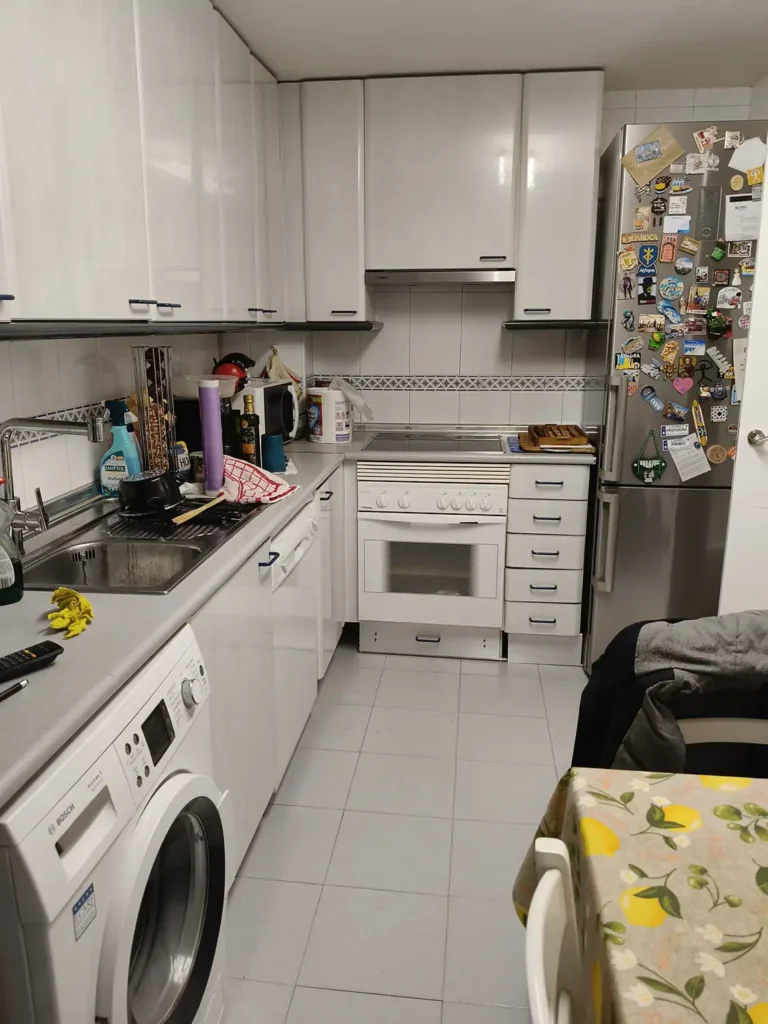 Cocina original antes de la reforma en una vivienda de la calle Matías Pastor Sancho de Zaragoza.