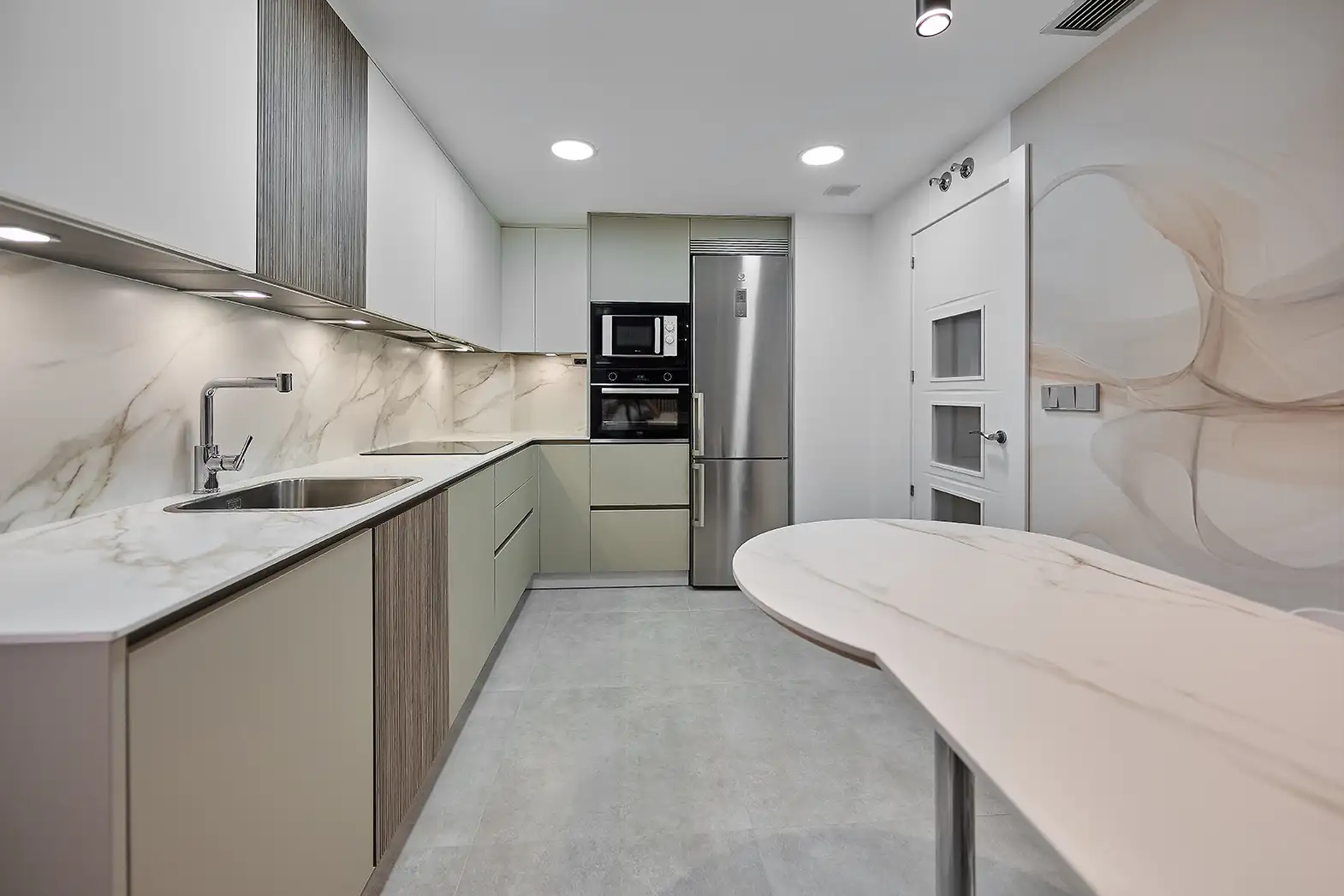 Reforma de cocina moderna realizada por Marvi en la calle Matías Pastor Sancho de Zaragoza con mobiliario PET en tonos ocre y blanco roto.